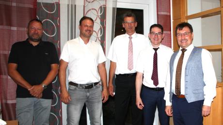 Sie sorgen für Kontinuität bei der Raiffeisenbank Hiltenfingen: (von links) Markus Spörl und Tobias Bauer (Aufsichtsräte), Gerhard Wagner und Daniel Ries (Vorsitzende) sowie
Bürgermeister Robert Irmler als Aufsichtsratsvorsitzender.