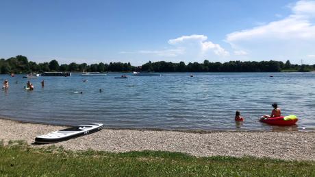 Zwei Männer schwammen von den Badeinseln im Friedberger See ans Ufer – und kamen in Not. 