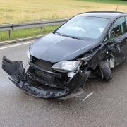 Am Freitagvormittag misslang das Überholmanöver einer Autofahrerin auf der Staatsstraße 2025 bei Jettingen. Es kam zu einem Unfall. 