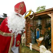 Der Nikolaus ist am Wochenende in Dinkelscherben. Dort findet ein Weihnachtsmarkt statt – mitten im Sommer. 