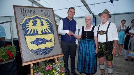 Unser Bild zeigt Bürgermeister Florian Hoffmann, Herta Bayer und Hans Reinhart mit einem Mosaik des verstorbenen Alban Bayer.