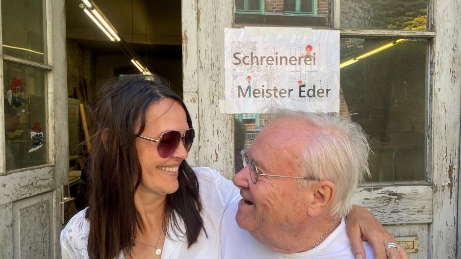 Meister Eder, der Manfred Nachbaur heißt, freut sich über den Besuch von Petra Hanke in der Schreinerwerkstatt.