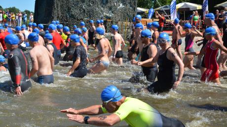 Von Algen ließen sich die Triathletinnen und Triathleten beim Sprung in den Rothsee nicht abhalten.