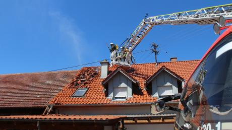 Im Dachstuhl über dem ausgebauten Dachgeschoß eines Wohnhauses an der Bellenberger Illerstraße brach am Samstagnachmittag Feuer aus.