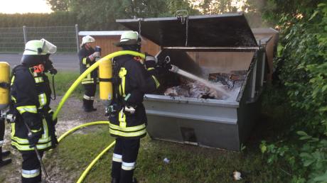 Die Feuerwehr Leipheim musste wegen eines brennenden Papiercontainers ausrücken. Das Foto zeigt einen ähnlichen Einsatz im Allgäu. 