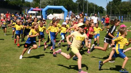 Gelb-Blau war dominierend beim Kidsrunning, denn fast die Hälfte der Teilnehmenden trug das Trikot in den Farben der Spielvereinigung Gundremmingen.