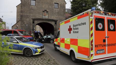 Ein Auto fuhr am Montag gegen 8 Uhr gegen eine Wand im Jakobertor in Augsburg.