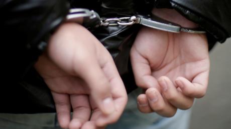 Polizisten haben bei Altenstadt einen 34-Jährigen festgenommen, der aus mehreren Gründen zur Fahndung ausgeschrieben war. 