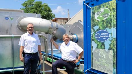 Karl-Heinz Bachmann (rechts) und Leo van Bree wollen mit einem speziellen Verfahren Abgase CO₂-frei machen.