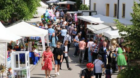 Eine gefährliche Autofahrt gegen eine größere Personengruppe hat am Montagabend das Ulrichsfest in Eresing überschattet. Das Foto zeigt das Marktgeschehen am Vormittag.