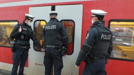 Polizisten haben in Tutzing einen Maskenmuffel aus dem Zug befördert.