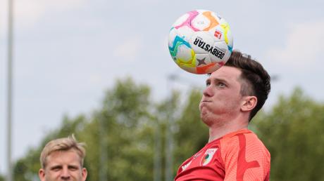 Michael Gregoritsch (re., Arne Maier li.) beim Kopfball. Der Angreifer des FC Augsburg steht vor einem Wechsel zum SC Freiburg. 