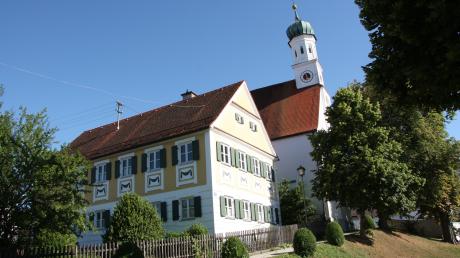 Das Benefiziatenhaus ist mit der Leonhardskapelle ein ortsbildprägendes Ensemble in Langerringen. 