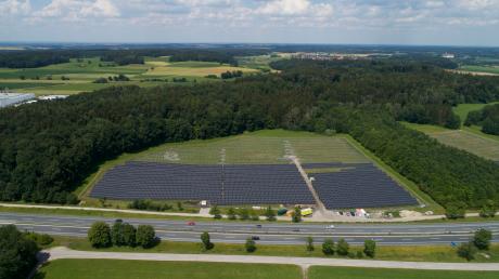 Ein Teil der Fotovoltaikanlage nördlich der Autobahn zwischen Windach und Schöffelding ist inzwischen in Betrieb gegangen.