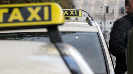 Ein Taxi war in einen Unfall in Augsburg verwickelt.   