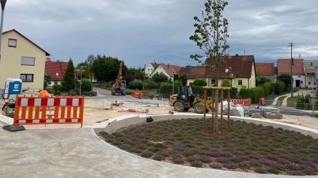 Die Bauarbeiten am neuen Dorfplatz in Bachhagel gehen nach längerer Pause weiter. 