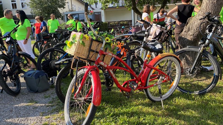 „Ja, mir san mit'm Radl do…“: Vom Retrobike, über das Liegerad bis hin zum Hightech-E-Bike – beim Dasinger Stadtradeln waren alle möglichen Fahrradtypen vertreten.