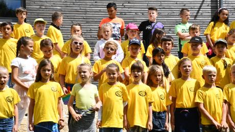 Die Schüler und Schülerinnen der Zacharias-Geizkofler-Grundschule singen beim Sommerfest für ihren neuen innenhof stolz: "Ein Hoch auf unseren Schulhof."