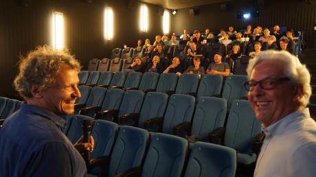 Gut gelaunt beantwortete Regisseur Marcus H. Rosenmüller (links) bei seinem Besuch im Aichacher Cineplex die Fragen der Besucher. Rechts im Bild Kinobetreiber Werner Rusch.