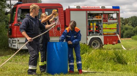 In Megesheim fand am Wochenende ein großes Zeltlager der Jugendfeuerwehren statt. Das Bild zeigt das Füllen von Wasserflaschen über einen Feuerwehrschlauch. 