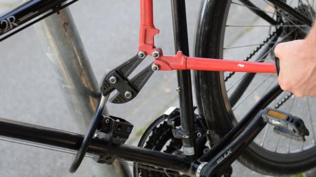 Ein Fahrraddieb hat am Bahnhof in Kutzenhausen ein versperrtes Mountainbike gestohlen. 