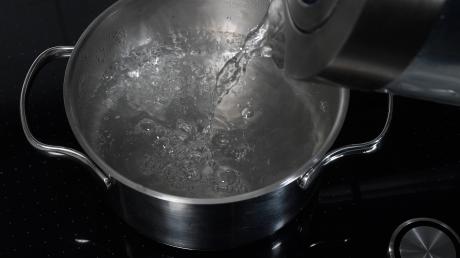 Heißes Wasser im Kochtopf kann gefährlich sein. Oberarzt Krohn rät deshalb davon ab, Kinder neben dem Herd beim Kochen zuschauen zu lassen.