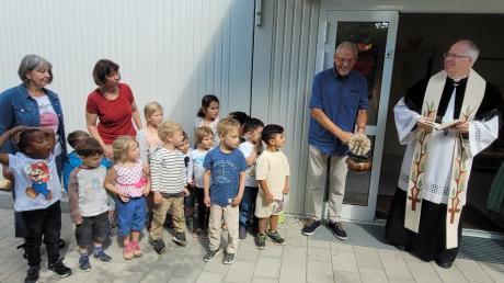 Nelly Lang, Ute Gans, Martin Hanning und Pfarrer Sebastian Nößner mit Kindern der Schmetterlingsgruppe.