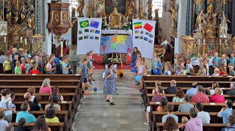 In der Pfarrkirche in Buchdorf fand der erste Teil des Schulfests statt. Die Schülerinnen und Schüler zeigten, wie wichtig Farben, Wärme und Liebe für unsere Welt sind.