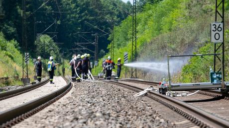 Einsatzkräfte bekämpften stundenlang an der Bahnstrecke Augsburg–Ulm bei Gabelbachergreut einen Böschungsbrand.