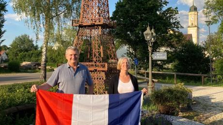 Vorsitzender Michael Ritter und Stellvertreterin Gabi Bott vom Partnerschaftskomitee Sielenbach vor dem Eiffelturm am Dorfplatz in Sielenbach. Beide freuen sich schon auf das Wiedersehen mit den Freunden aus St. Fraimbault.