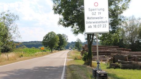 Wegen Sanierung der Brücke über die Günz (im Hintergrund) muss die Kreisstraße GZ 19 zwischen Wattenweiler und Unterwiesenbach ab 18. Juli voll gesperrt werden. Das teilt das Staatliche Bauamt Krumbach mit.