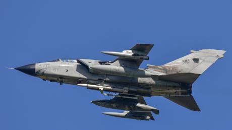 
Tornados der italienischen Luftwaffe starten und landen wieder auf dem Lechfeld.