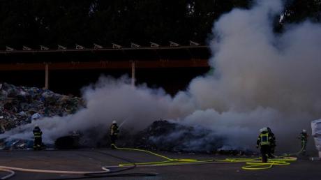 Die Feuerwehr musste am Freitagabend in Dillingen ausrücken. In einer Recyclingfirma hatte Müll Feuer gefangen. 
