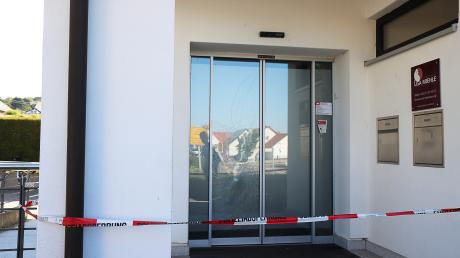 In einer ehemaligen Bankfiliale in Ettenbeuren haben Unbekannte im vergangenen Sommer einen Geldautomaten gesprengt. Jetzt ist die Gefahr wieder akut.