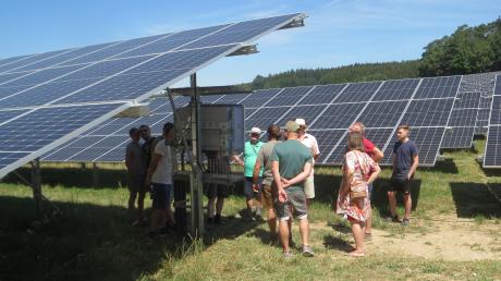 Die Besucherinnen und Besucher nutzten die Gelegenheit, um sich über die Solaranlage in Raderstetten zu informieren.