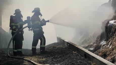 Der Anbau eines Stadels und ein Fahrsilo sind am Sonntagnachmittag in Bergheim in Brand geraten. Etwa 100 Einsatzkräfte mehrerer Feuerwehren rückten zum Löschen an. 