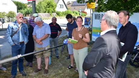 Bei der Übergabe der Online-Petition stellte sich der Wehringer Bürgermeister unter beachtlichem Medieninteresse den Fragen besorgter Bürger.