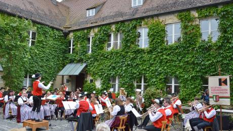 Das Kolping Blasorchester spielt auf dem Ratshoffest im alten Gögginger Rathaus.