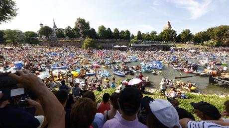 Ein Anblick, der Freude macht: Unzählige Menschen bevölkern die Donau beim Nabada 2022.