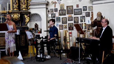 Sopranistin Lucia Frank, Drummer Felix Gräf und Rudolf Drexl gestalteten den Gottesdienst bei der Woche der Kirchenmusik in Maria Birnbaum mit zeitgenössischen Komponisten.