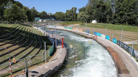 Der Eiskanal in Augsburg ist am Dienstag für das Training der Kanuslalom-Elite gesperrt worden. Aufgrund des Niedrigwassers des Lechs und umliegender Flüsse musste er geschlossen werden.