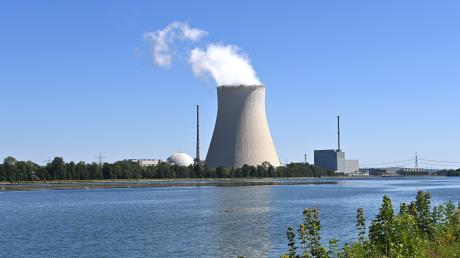 Die verbliebenen Atomkraftwerke - hier Isar 2 nahe Landshut, sollen nach Ansicht der CSU länger am Netz bleiben. 