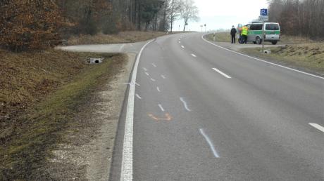 Auf dieser Strecke ist es passiert, das Bild entstand einen Tag nach dem Unfall nahe Bissingen im März 2021. Vor Gericht geht es um die Frage: War es ein illegales Rennen?