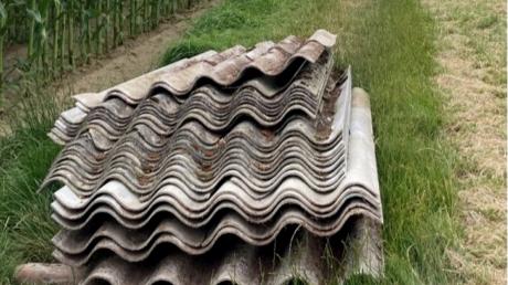 Unbekannte haben in Großaitingen 30 Asbestplatten an einem Feldweg entsorgt.