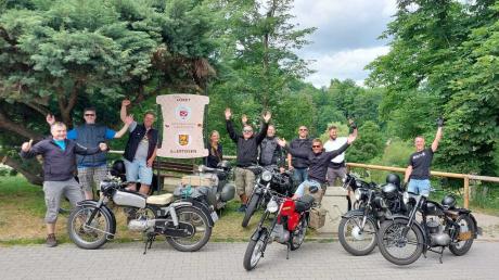 Wieder eine Etappe mit den kultigen Zweirädern aus den 1950er-Jahren geschafft. Unser Bild zeigt die Illertisser Reisegruppe bei der Ankunft in der Partnerstadt Elbogen.