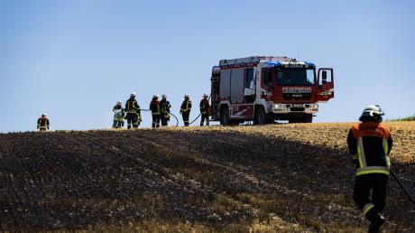 Ein gedroschenes Weizenfeld bei Heretsried brannte auf etwa 1000 Quadratmetern. Rund 70 Einsatzkräfte mehrerer Feuerwehren konnten den Brand löschen. 