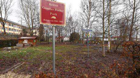 Der Schulgarten an der Mittelschule in Burgau wird wohl für den Umbau der unterhalb gelegenen Bushaltestelle und des Parkplatzes größtenteils weichen müssen. Erstmals kam es zum Austausch aller Beteiligten. 