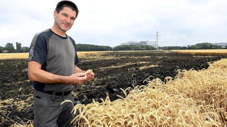 Landwirt Thomas Sommer steht an seinem teilweise verbrannten Weizenfeld in Lechhausen. Es stand am Mittwochabend in Flammen.