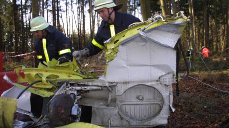 Nach dem Flugzeugabsturz im Januar 2001 räumen Feuerwehrleute im Wald bei Affing Trümmerteile zur Seite. Jörg Schneider überlebte den Unfall, er spricht selbst von einem Wunder.