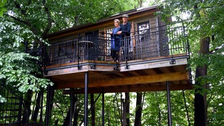 Joachim Pangratz und Christine Roggors haben in Siegertshofen ein Baumhaus gebaut, das sie vermieten.